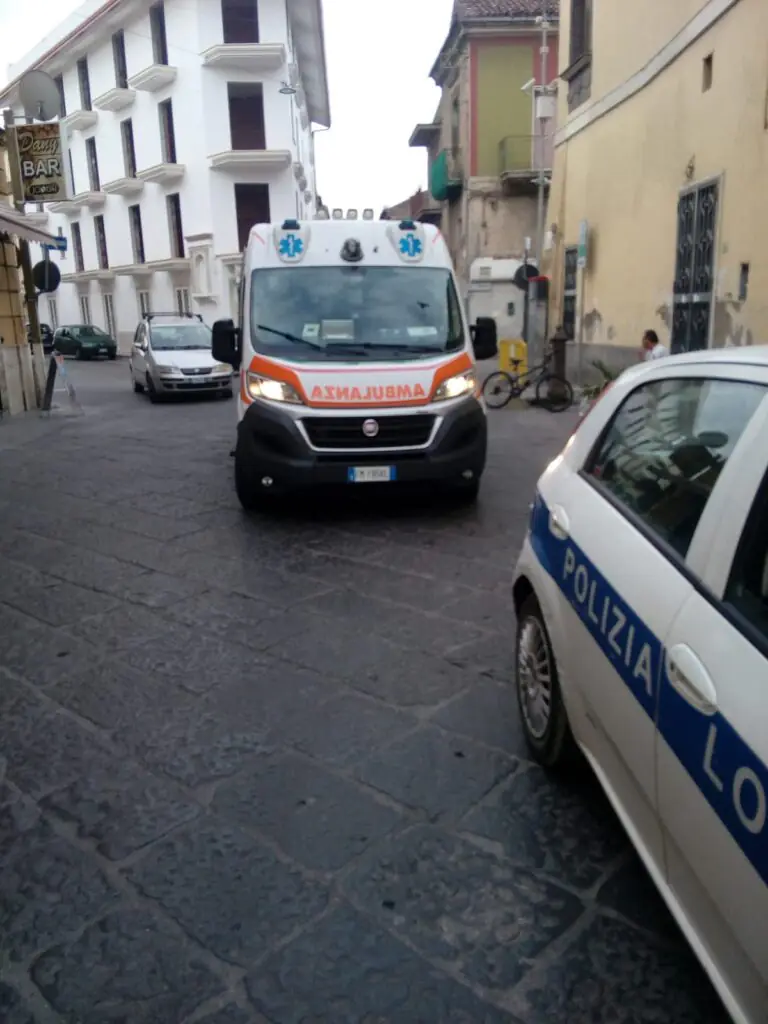 Trovato privo di sensi sui gradini della casa canonica, paura in centro. Foto