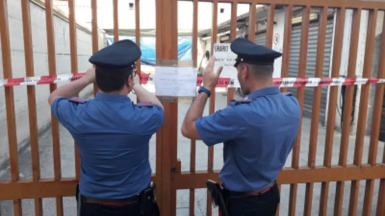 Blitz dei militari, sequestrata officina: stangata da 15mila euro. Foto