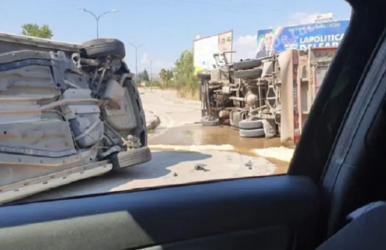 Schianto sull’Appia, si ribaltano auto e camion. Ci sono tre feriti: un uomo è grave
