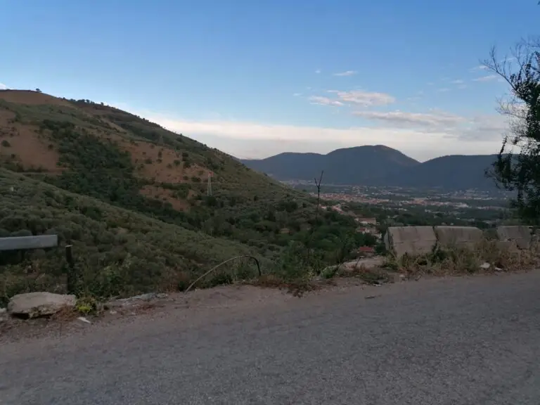 Cedono le recinzioni per la strada collinare: è allarme