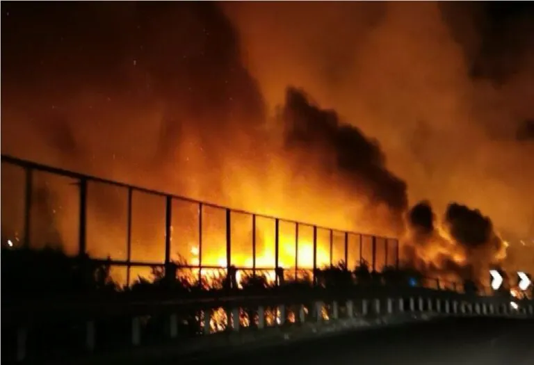 Discarica in fiamme, mezza provincia sotto attacco. LE FOTO