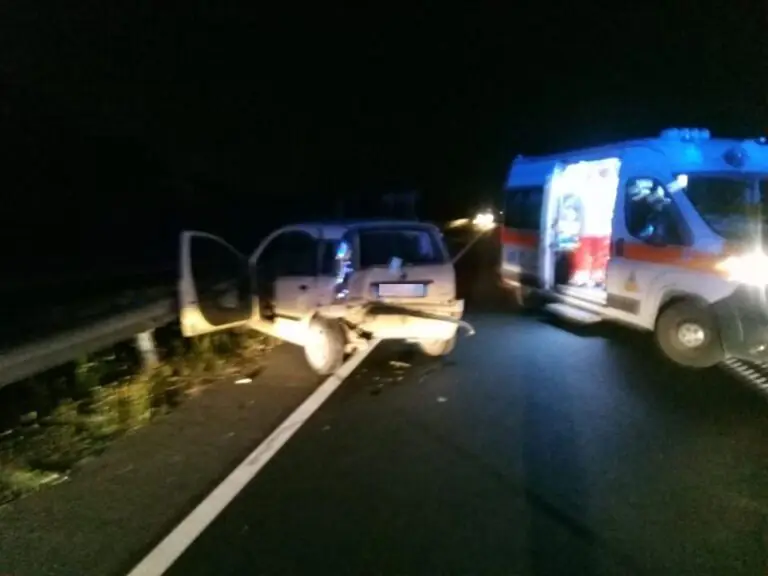 Inferno sulla Variante, scontro tra auto: ci sono feriti. FOTO