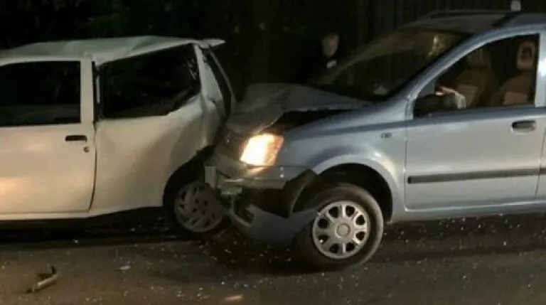 Centra in pieno auto in sosta, choc sul viale