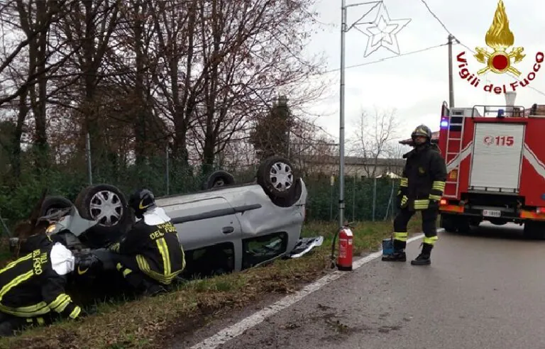 Auto si ribalta dopo malore, le condizioni dei due coniugi