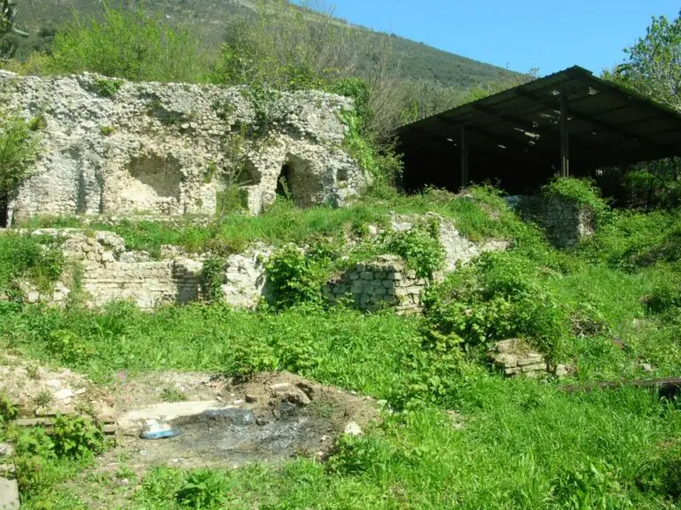 Lo scandalo della villa romana di Cocceio dove regnano degrado e incuria. M5S: “Franceschini intervenga”