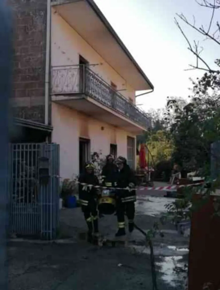 Choc nella Valle: mette in salvo i fratelli dall’incendio e muore per asfissia