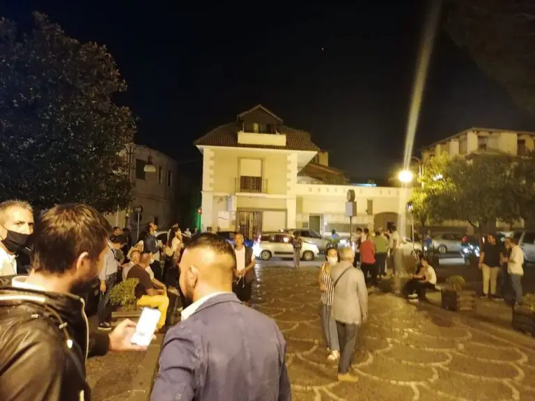Incredibile ma vero: vince al primo turno per 4 voti. Sulla festa incombono i ricorsi