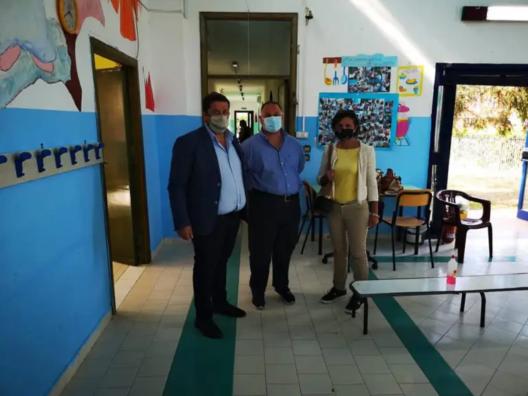 Primo giorno da sindaco per Giuseppe Guida: visita alle scuole