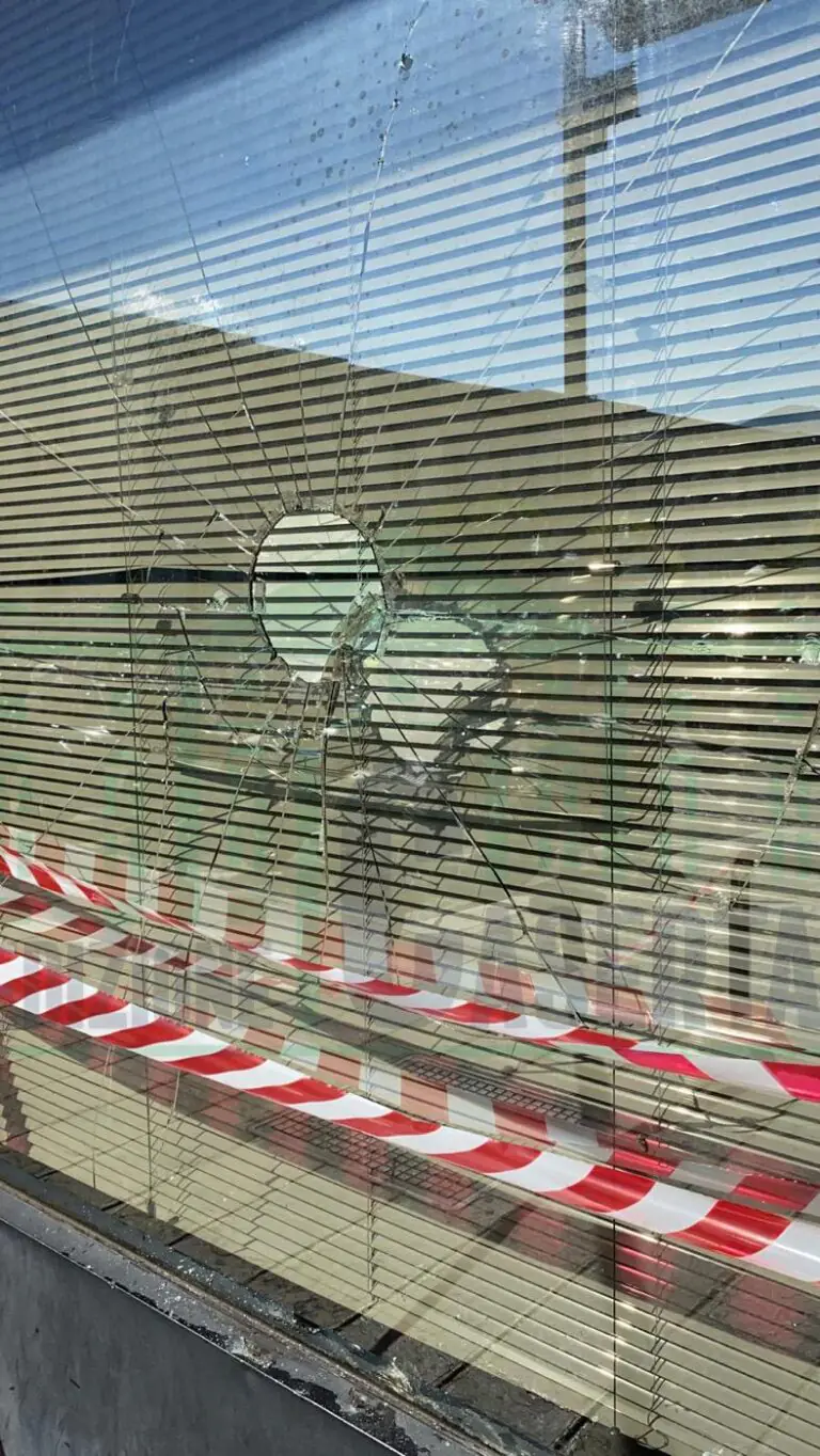 Movida fuori controllo in centro: danni anche alla Banca