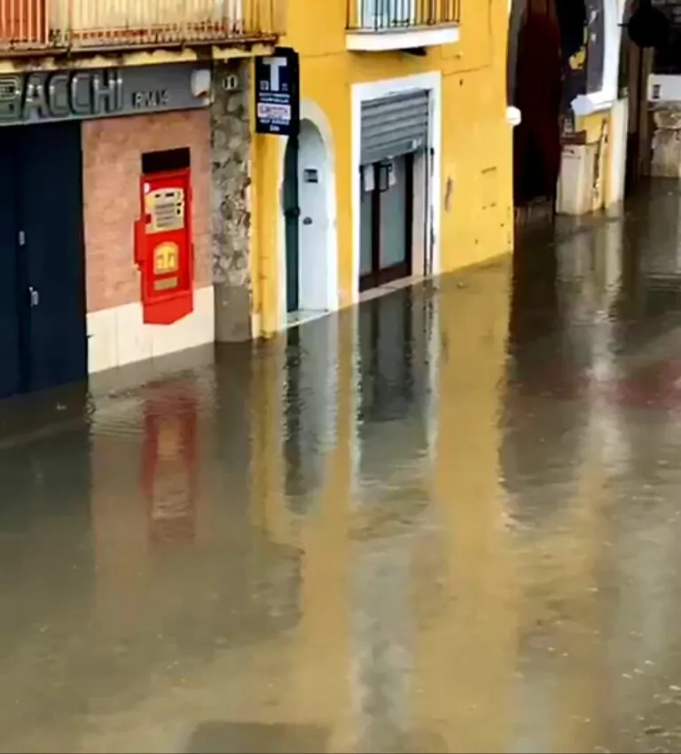 Fogne e Volturno, città ostaggio della domenica di maltempo. LE FOTO