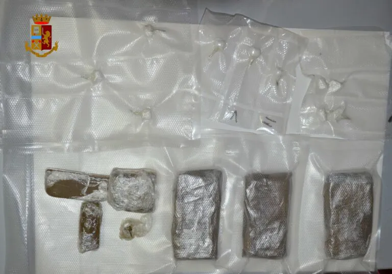 Cocaina e hashish a casa, blitz della Mobile: 30enne in manette. FOTO