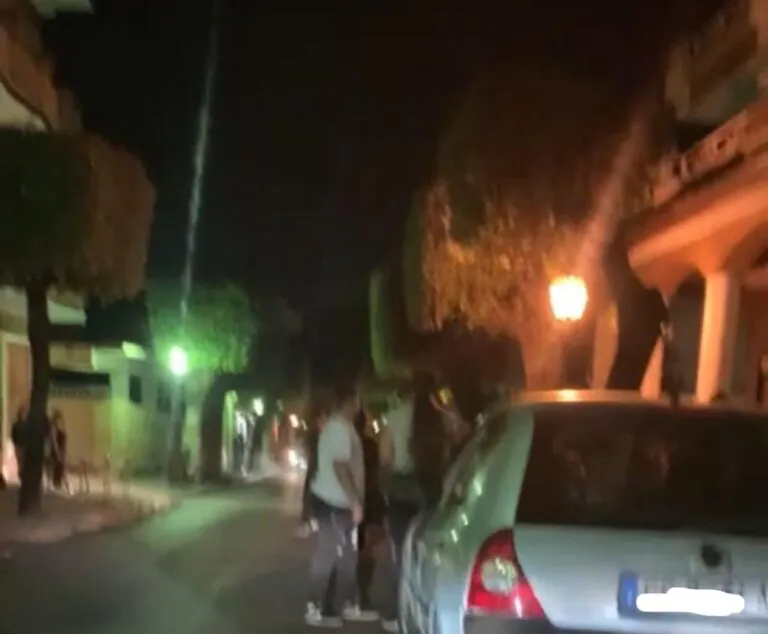 Movida violenta, lite tra ragazzine. Interviene anche un genitore e scoppia il panico. VIDEO