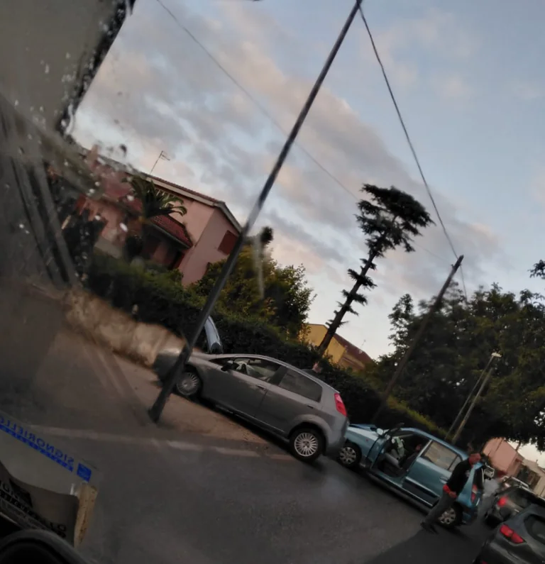 Incidente in via Fiume: coinvolte 2 auto