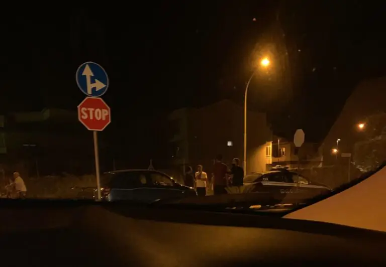 Incidente in paese, coinvolti 3 giovani: polizia e carabinieri sul posto
