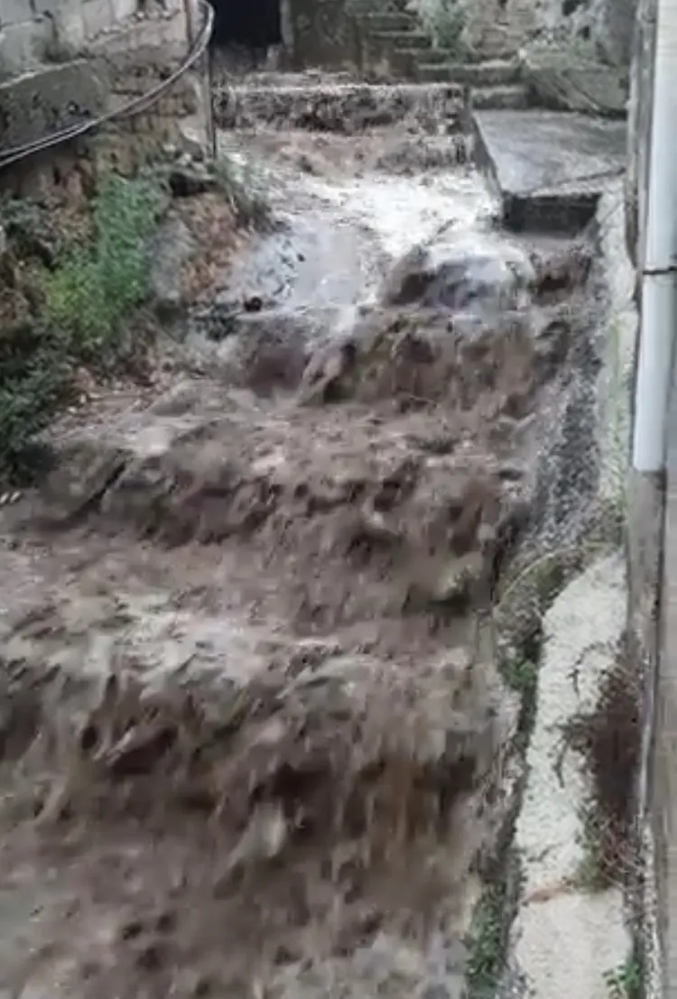 Cascata di acqua e detriti si abbatte sulla frazione