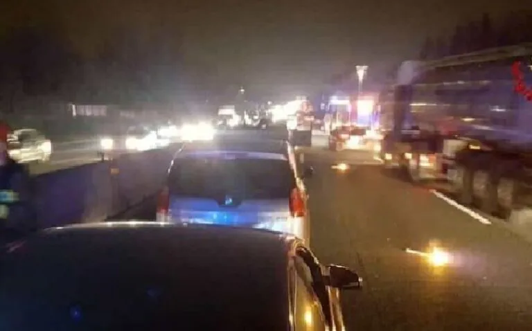 Camion prende fuoco, inferno sull’A1: code e paura