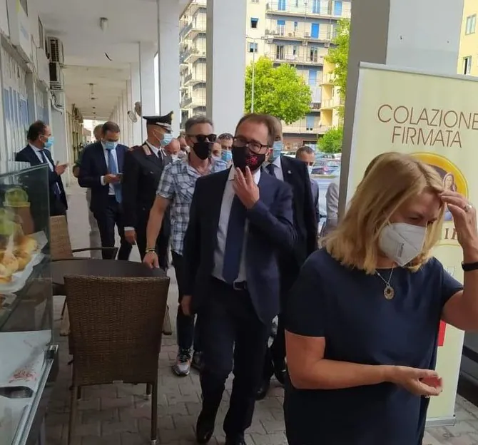 Il ministro Bonafede fa capolino in tribunale dopo le proteste