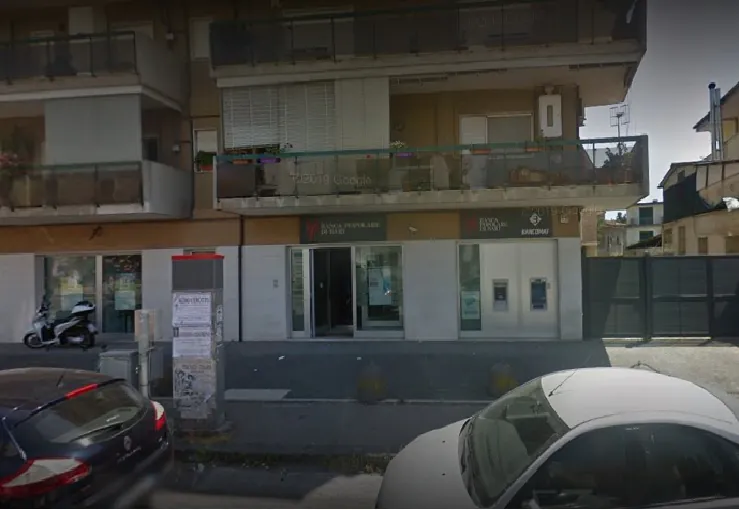 Assalto armato in banca, paura nel rione
