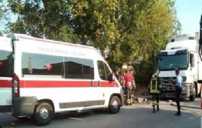 Tragedia sulla statale: camion si ribalta finendo contro le barriere, muore 36enne