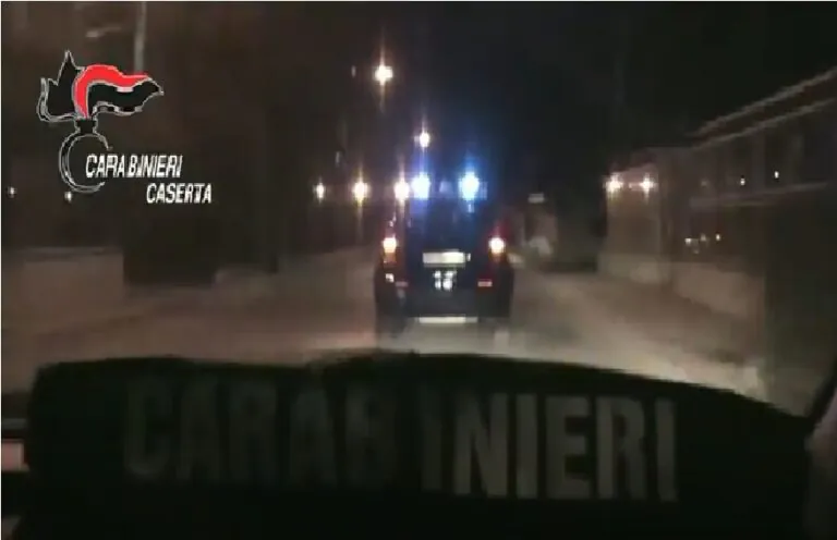 Droga, coltelli, tirapugni e guida senza patente: retata dell’Arma nella notte