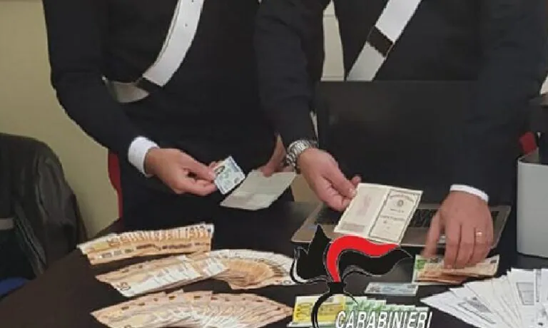 Carte di identità false e tessere sospette, due fermati in strada e arrestati