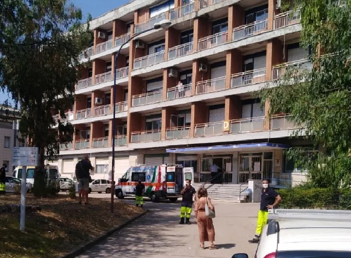 Covid, arriva altro caso sospetto: alt al padiglione. FOTO
