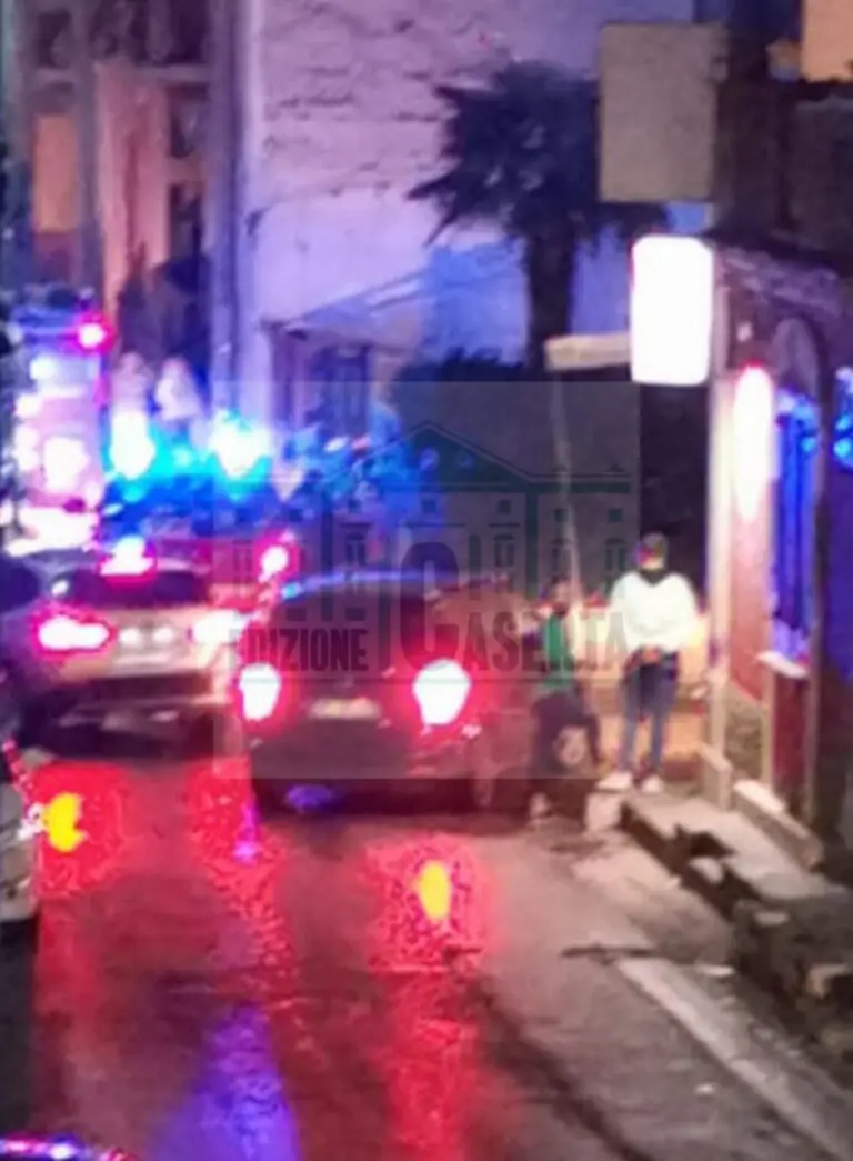Inferno di fuoco in via San Marco: 3 auto incendiate, panico tra la gente. IL VIDEO