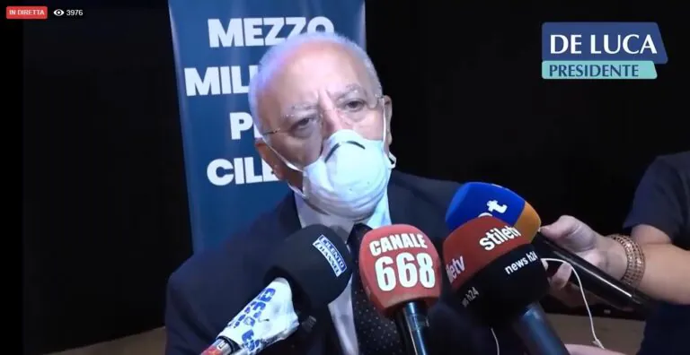 Cenone, De Luca vuole fermare Governo: “Mangiare con anziani significa mandarli in Terapia Intensiva”