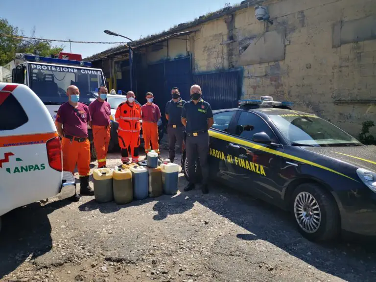 Finanza dona 230 litri di gasolio sequestrato alla Protezione civile. Foto