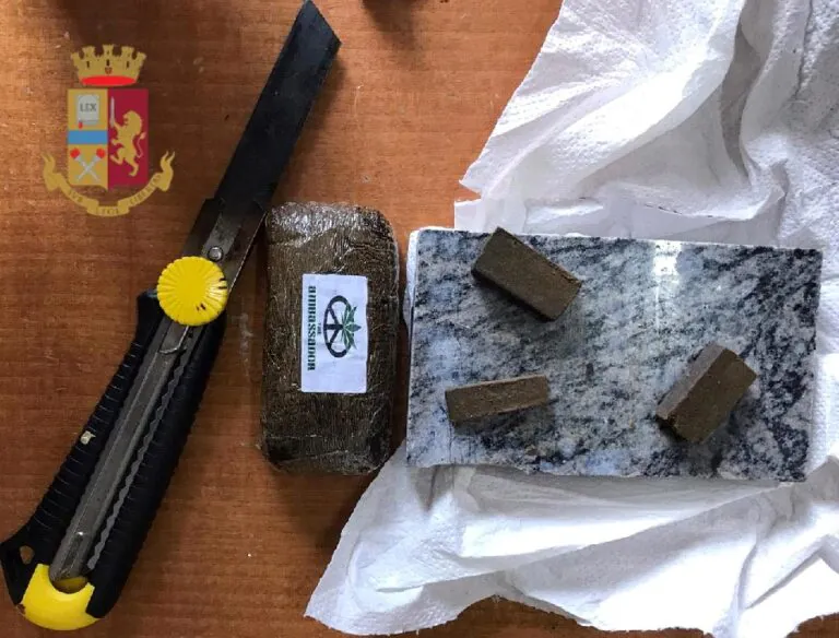 Conducente di autobus trovato con un panetto di hashish e arrestato. FOTO