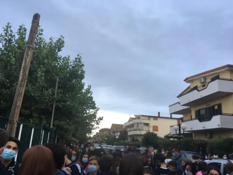Scuole aperte: code all’ingresso alla scuola Moro