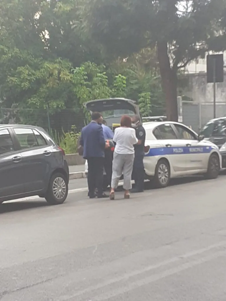 Rocambolesco incidente a Via Roma: moto si ribalta e ferisce donna sul marciapiede