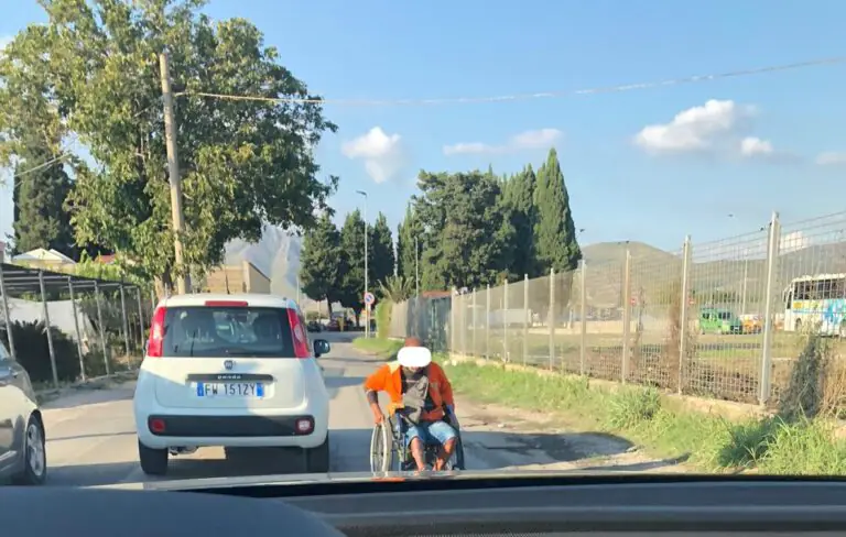 Disabile contromano in carrozzina crea lo scompiglio in strada