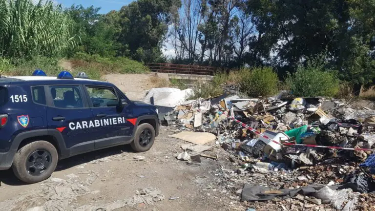 Blitz dei militari, sequestra bomba ecologica: “Hanno bruciato furgoni e 200 pneumatici”. FOTO
