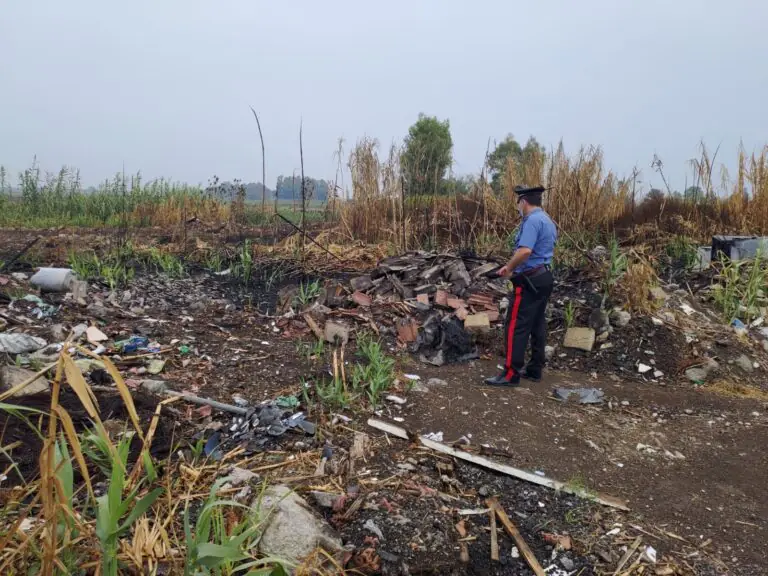 Militari bloccano rogo di rifiuti: proprietario finisce nei guai. FOTO