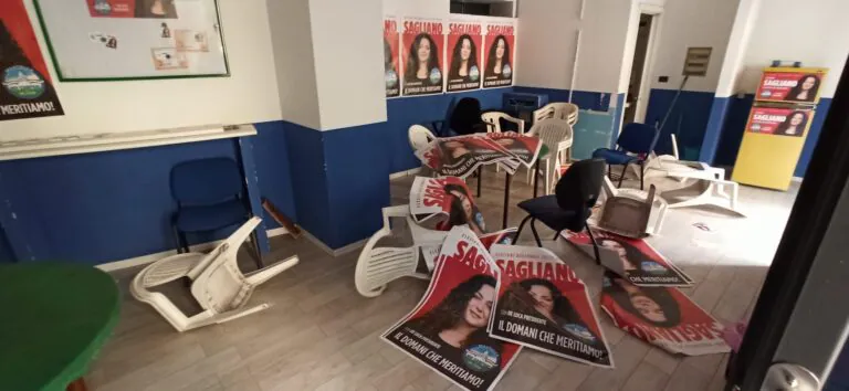 Devastata sede elettorale, ladri portano via pure TV. Le foto