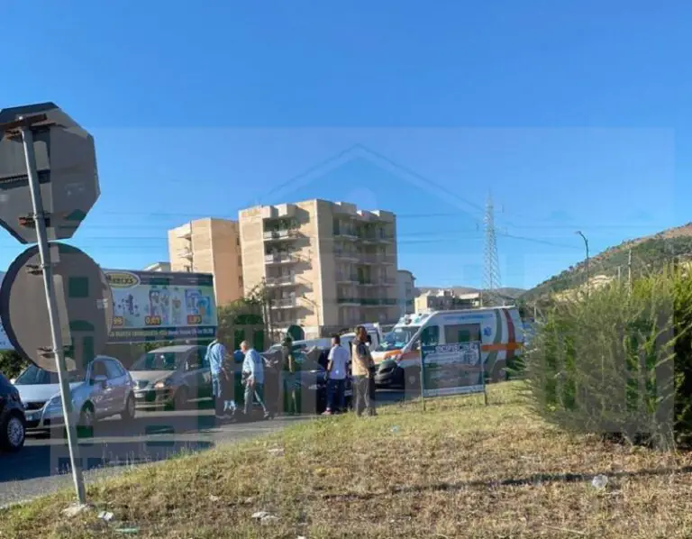 Schianto ai Giardinetti, donna resta bloccata in macchina