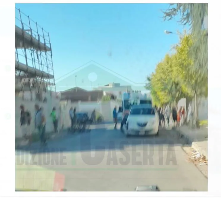 Paura in centro, uomo travolto da un’auto. LA FOTO