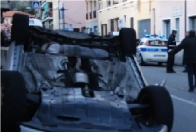 Si ribalta con la Jaguar e centra le auto in sosta