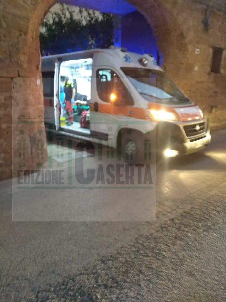 Urla nel rione, vigili del fuoco e 118 fanno irruzione e la trovano a terra. FOTO