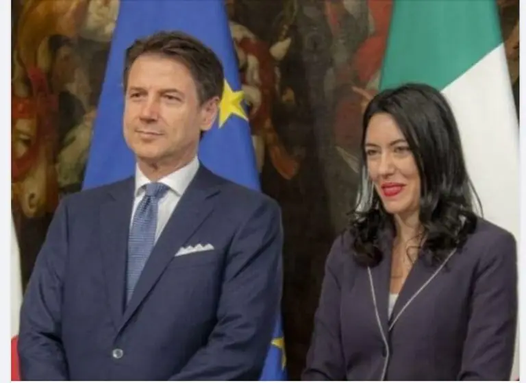 Il presidente del Consiglio Conte e il ministro Azzolina giovedì in una scuola del casertano