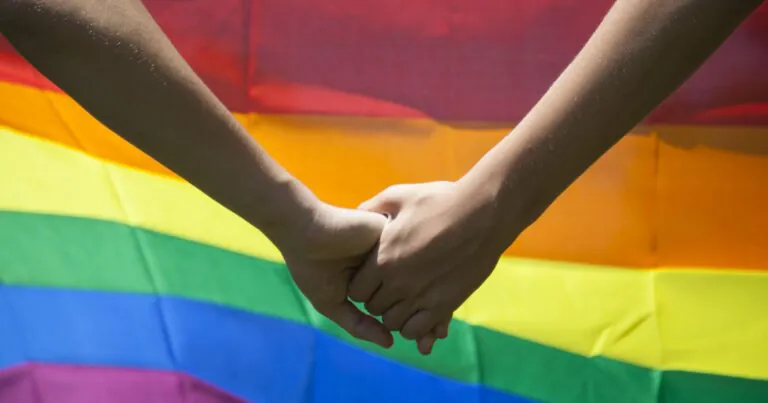 L’incubo di un 17enne: “Sono donna nel corpo di uomo. In strada prendo sputi e insulti”
