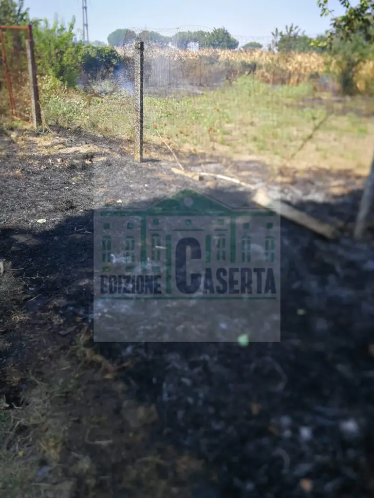 Incendio in zona ospedaliera, distrutta una baracca. FOTO