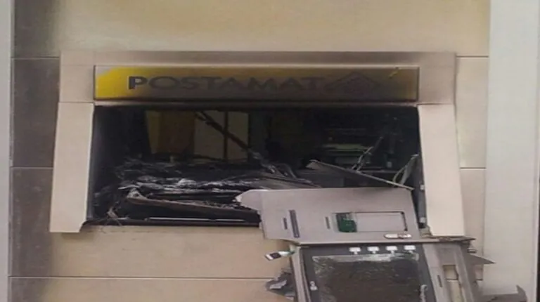 Ladri fanno esplodere postamat ma bruciano pure i soldi. Colpo in fumo