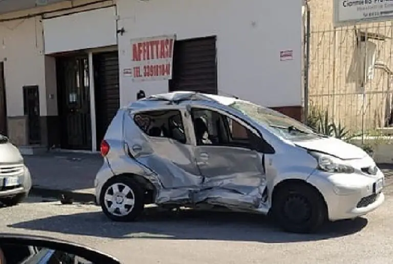 Schianto al ponte Iacp, due auto distrutte. FOTO