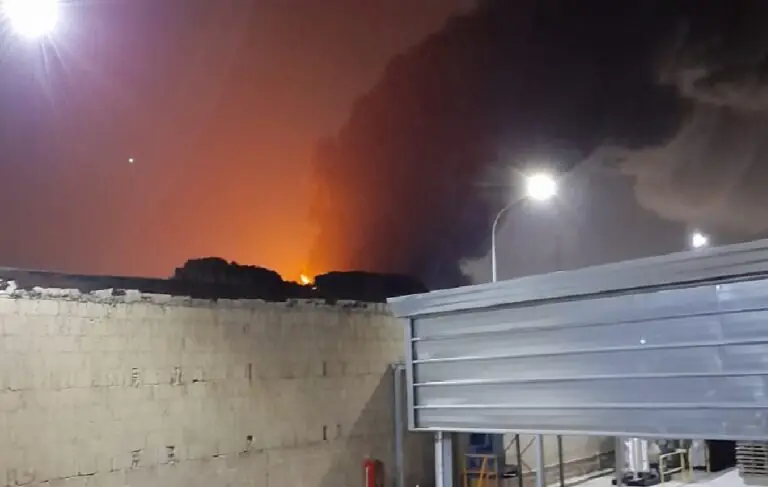 Inferno nella zona Asi, brucia deposito giudiziario: distrutte quasi 100 auto