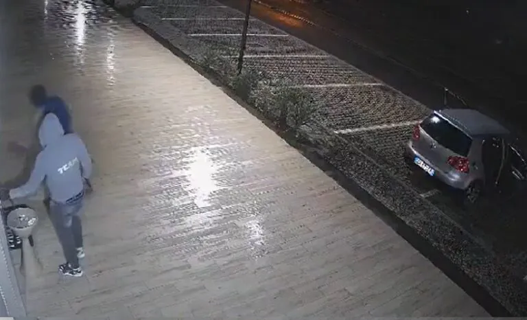 Negozio di telefonia assaltato dai ladri per l’undicesima volta, lo sfogo del titolare. I VIDEO