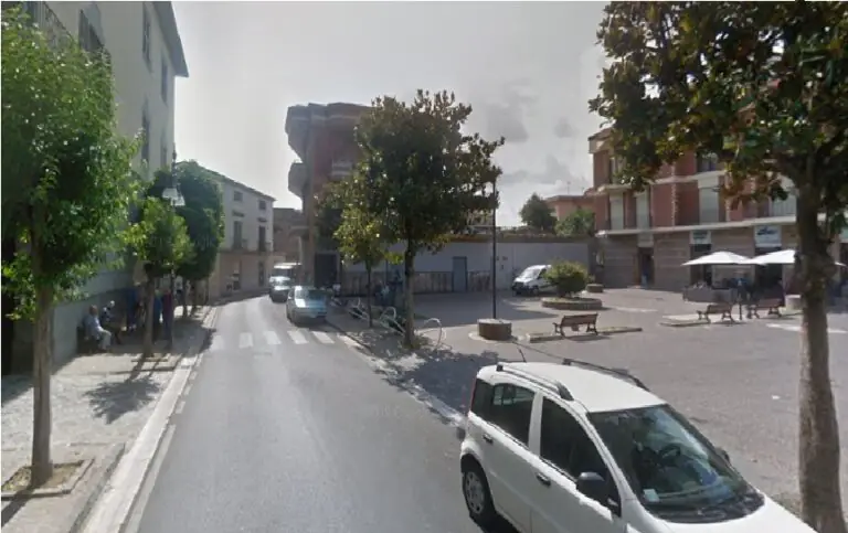 Si accascia dopo una lite, paura in centro