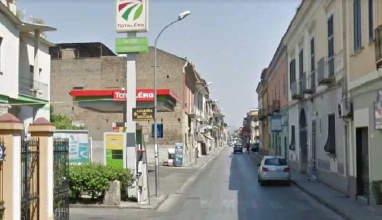 Sbalzato dalla moto dopo l’impatto, choc sul viale