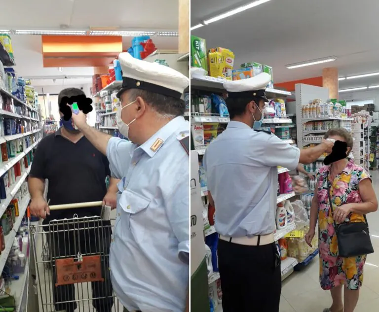 Aumentano contagi, sindaco manda vigili nei negozi a misurare la febbre